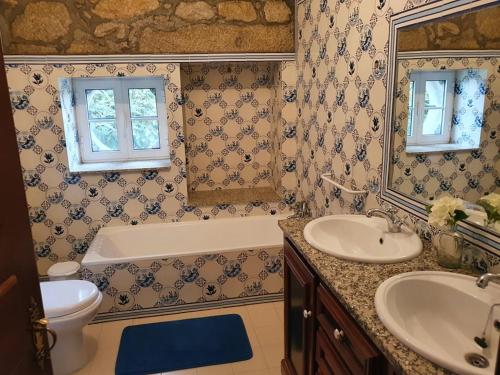 uma casa de banho com uma banheira, um WC e um lavatório. em Quinta Viela Principal em Viseu