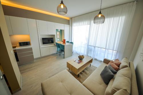 een woonkamer met een bank en een tafel bij De Lux Mythical SPA 9 in Paralimni