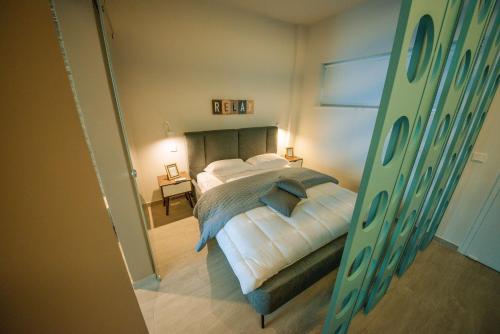 سرير أو أسرّة في غرفة في De Lux Mythical SPA 9