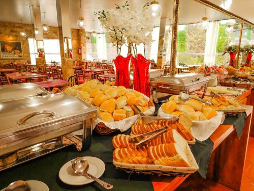 a buffet line with many different types of food at Hotel Fazenda Golden Park Campos do Jordão in Campos do Jordão