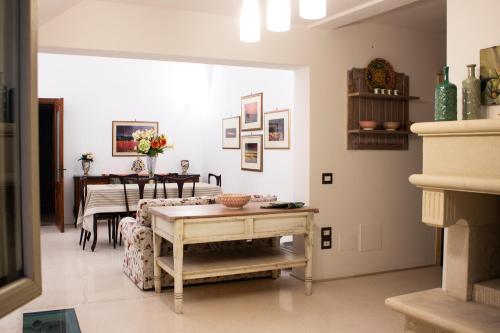 un soggiorno con tavolo e una sala da pranzo di Amata Casa a Muro Leccese