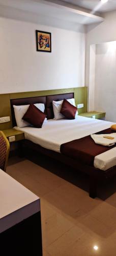 Una cama o camas en una habitación de GM Residency
