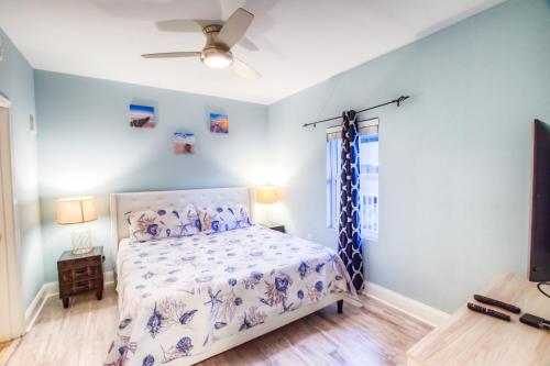 - une chambre avec un lit et un ventilateur de plafond dans l'établissement Laketown Wharf 736 By Aneliya, à Panama City Beach
