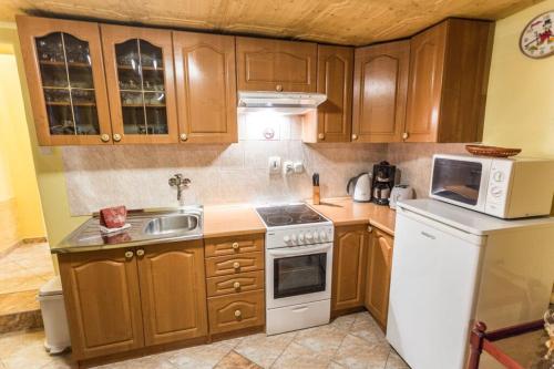 A kitchen or kitchenette at Apartment Hubert