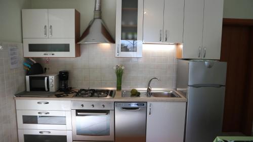 Dapur atau dapur kecil di Apartments Komel II