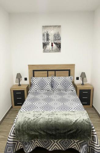 una camera da letto con un grande letto con due comodini di Casa Filo, maravilloso apartamento en Morro Jable a Morro del Jable