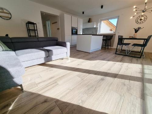 Uma área de estar em Maison Vert - Neuwertige Wohnung mit Terrasse