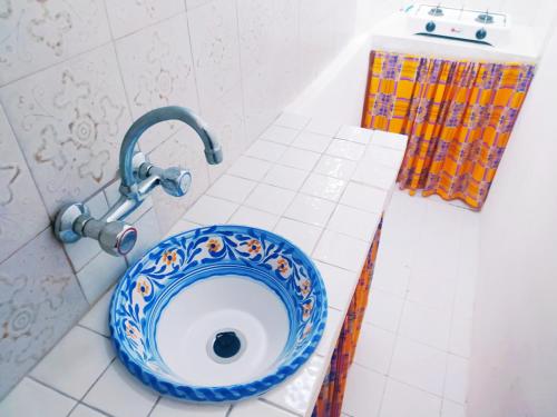 baño con aseo azul y blanco con grifo en Il Villaggio Eoliano, en Santa Marina Salina