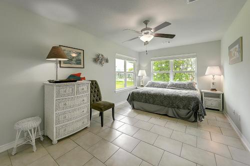 Schlafzimmer mit einem Bett und einem Deckenventilator in der Unterkunft Relaxed Beachin in Rockport