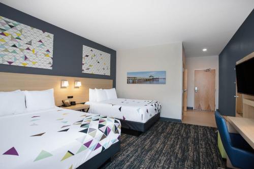 Un pat sau paturi într-o cameră la La Quinta Inn & Suites by Wyndham Manassas, VA- Dulles Airport