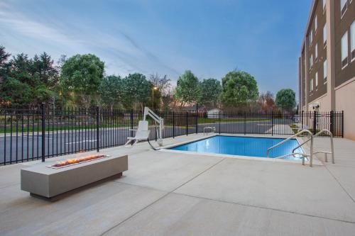 a swimming pool in front of a building at La Quinta Inn & Suites by Wyndham Manassas, VA- Dulles Airport in Manassas