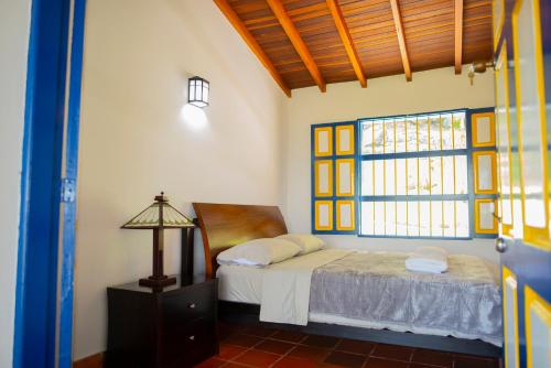 a bedroom with a bed and a window at FINCA HOTEL CARMONIA DEL BOSQUE in Venecia