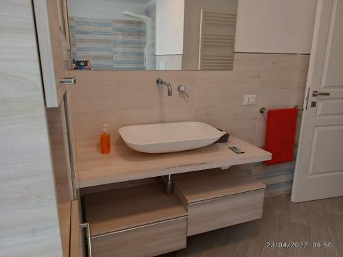 ein Bad mit einem Waschbecken und einem Spiegel in der Unterkunft Tra cielo e mare in Capo dʼOrlando