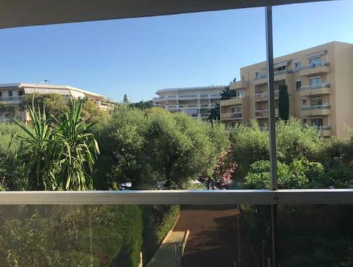 - un balcon offrant une vue sur le jardin dans l'établissement Studio Résidence Le Tanit, à Antibes