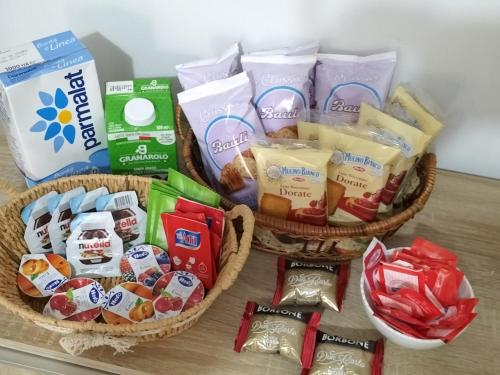 two baskets filled with different types of snacks at La casa di Anita nel cuore di Segesta in Calatafimi