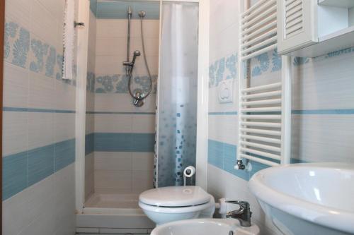 a bathroom with a toilet and a sink and a shower at Vent In Costa Ospitalità Diffusa in Furore