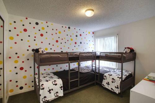 *Disney-15min away* Magical Mickey themed condo photo 9