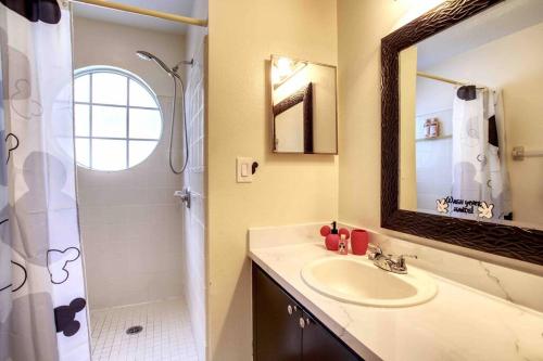 *Disney-15min away* Magical Mickey themed condo photo 4