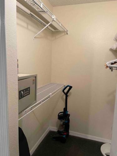 *Disney-15min away* Magical Mickey themed condo photo 14
