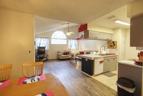 *Disney-15min away* Magical Mickey themed condo photo 6