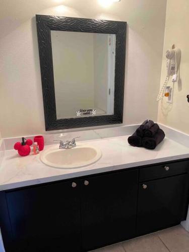 *Disney-15min away* Magical Mickey themed condo photo 16