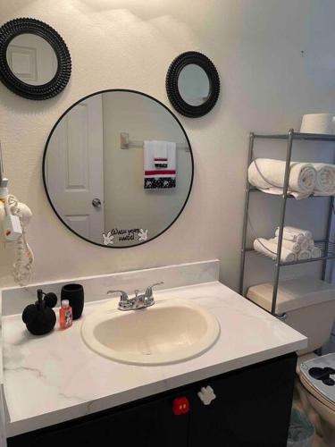 *Disney-15min away* Magical Mickey themed condo photo 18