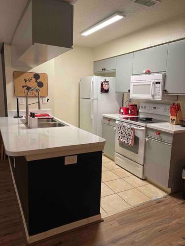 *Disney-15min away* Magical Mickey themed condo photo 22