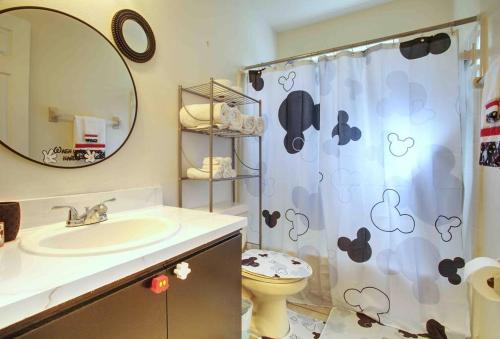 *Disney-15min away* Magical Mickey themed condo photo 23