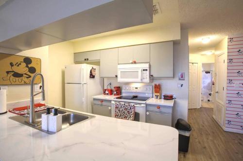 *Disney-15min away* Magical Mickey themed condo photo 42