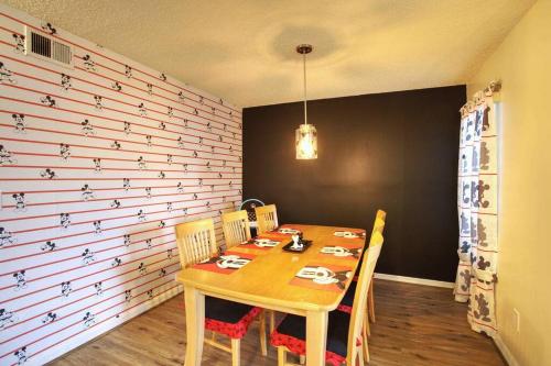 *Disney-15min away* Magical Mickey themed condo photo 44