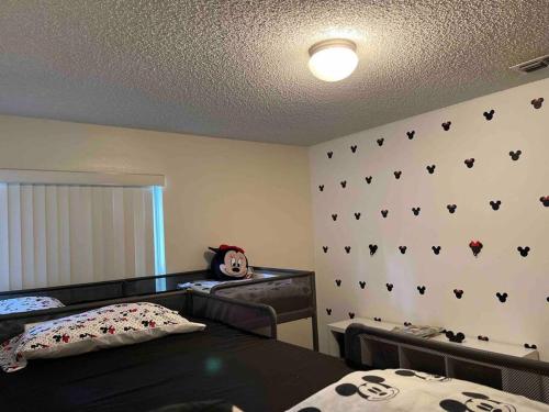 *Disney-15min away* Magical Mickey themed condo photo 3