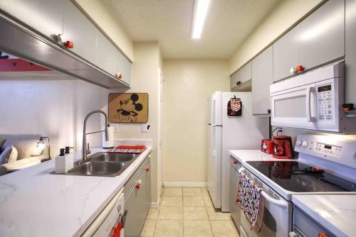 *Disney-15min away* Magical Mickey themed condo photo 51