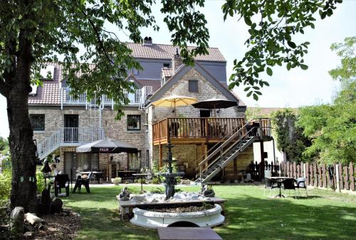een huis met een terras en een trap in de tuin bij B&B De Dubbelmolen in Tongeren