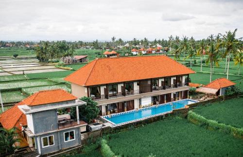 Pemandangan kolam renang di The Sawah Resort & Villa atau di dekatnya