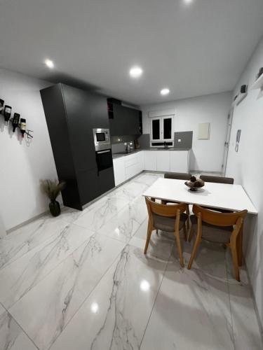 Η κουζίνα ή μικρή κουζίνα στο New villa with rooftop terrace and pool