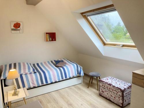 sypialnia z łóżkiem i oknem w obiekcie Appartement de 3 chambres avec vue sur la ville jardin amenage et wifi a Lohr w mieście Lohr