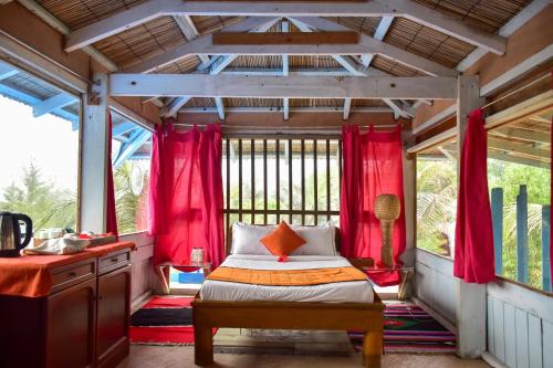 Postel nebo postele na pokoji v ubytování Mermaid Beach Resort