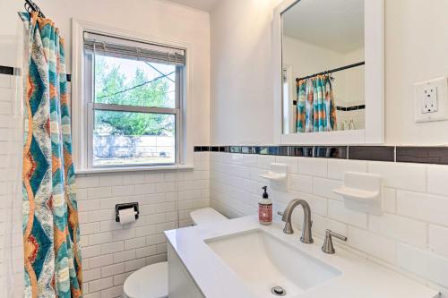 La salle de bains blanche est pourvue d'un lavabo et d'un miroir. dans l'établissement Family-Friendly OKC Home with Large Yard and Deck, à Oklahoma City