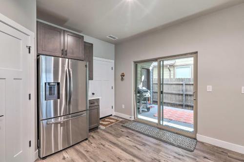 Una cocina o cocineta en Modern Flagstaff Home, 4 Mi to Downtown!