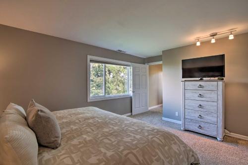 1 dormitorio con 1 cama y TV de pantalla plana en Ellensburg Home with Mountain Views on 3 Acres!, en Ellensburg