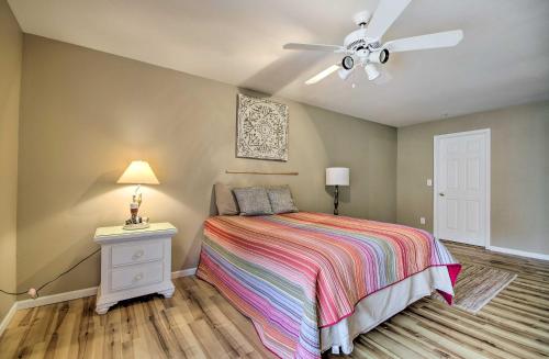 Ένα ή περισσότερα κρεβάτια σε δωμάτιο στο Spacious Lakefront Condo with Views in Camdenton!