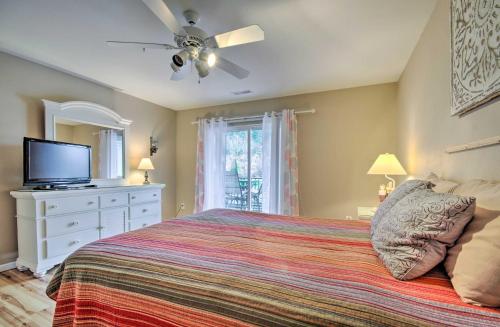 Ένα ή περισσότερα κρεβάτια σε δωμάτιο στο Spacious Lakefront Condo with Views in Camdenton!