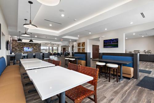 Et tv og/eller underholdning på Holiday Inn Express Kansas City North Parkville by IHG