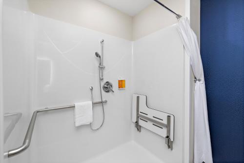 Et badeværelse på Holiday Inn Express Kansas City North Parkville by IHG