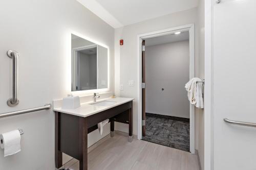 Et badeværelse på Holiday Inn Express Kansas City North Parkville by IHG