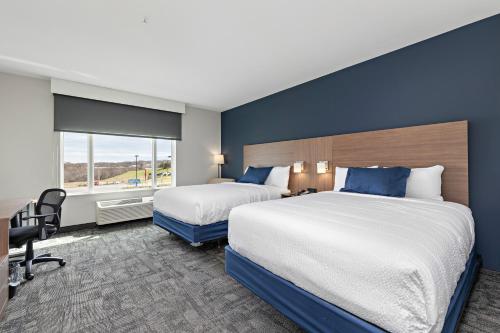 En eller flere senge i et værelse på Holiday Inn Express Kansas City North Parkville by IHG