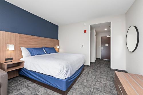 En eller flere senge i et værelse på Holiday Inn Express Kansas City North Parkville by IHG