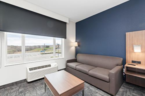 Et opholdsområde på Holiday Inn Express Kansas City North Parkville by IHG