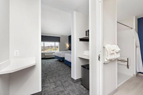 En eller flere senge i et værelse på Holiday Inn Express Kansas City North Parkville by IHG