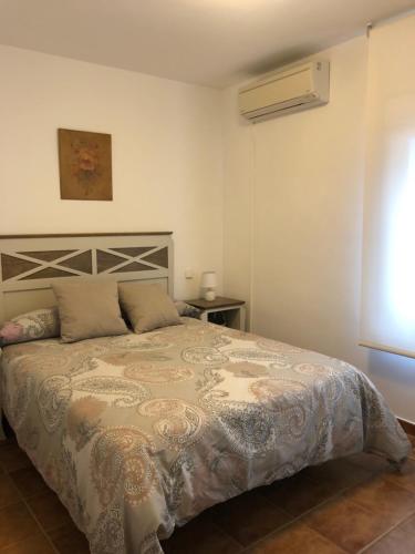 a bedroom with a large bed in a room at Piso NUEVO Plaza de la Constitución Sta Cruz de la Zarza in Santa Cruz de la Zarza